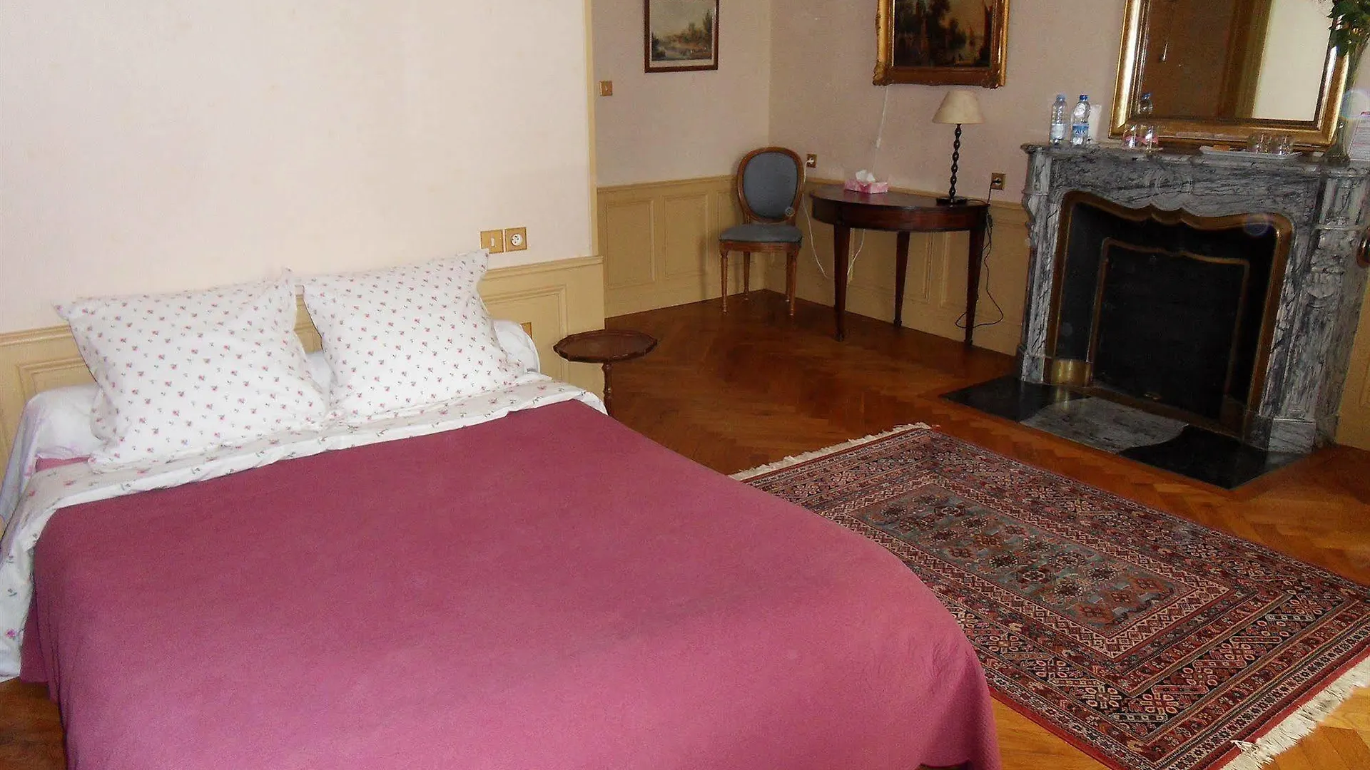 Chateau De La Motte Noailly Bed & Breakfast