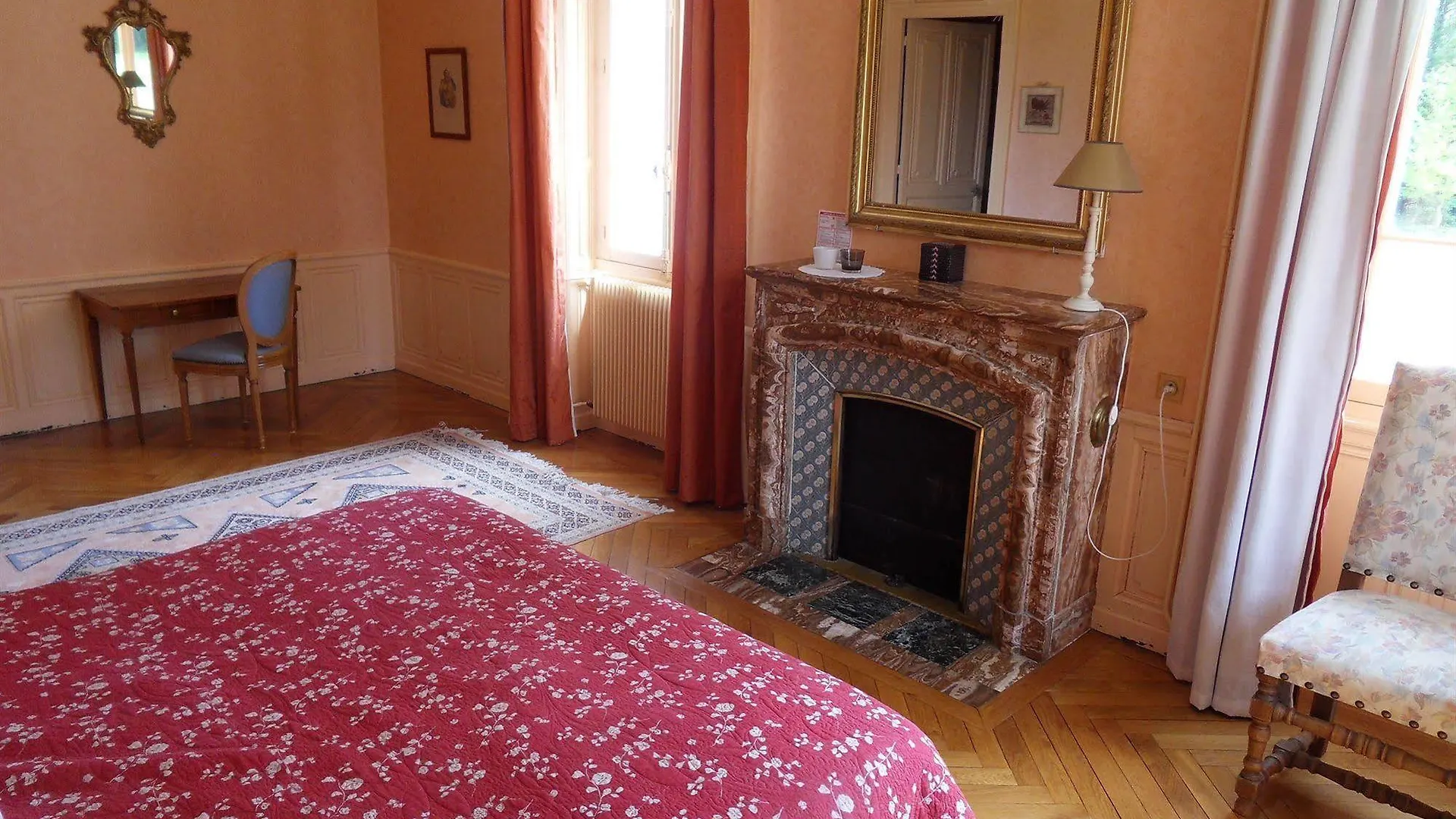 Chateau De La Motte Noailly Bed & Breakfast